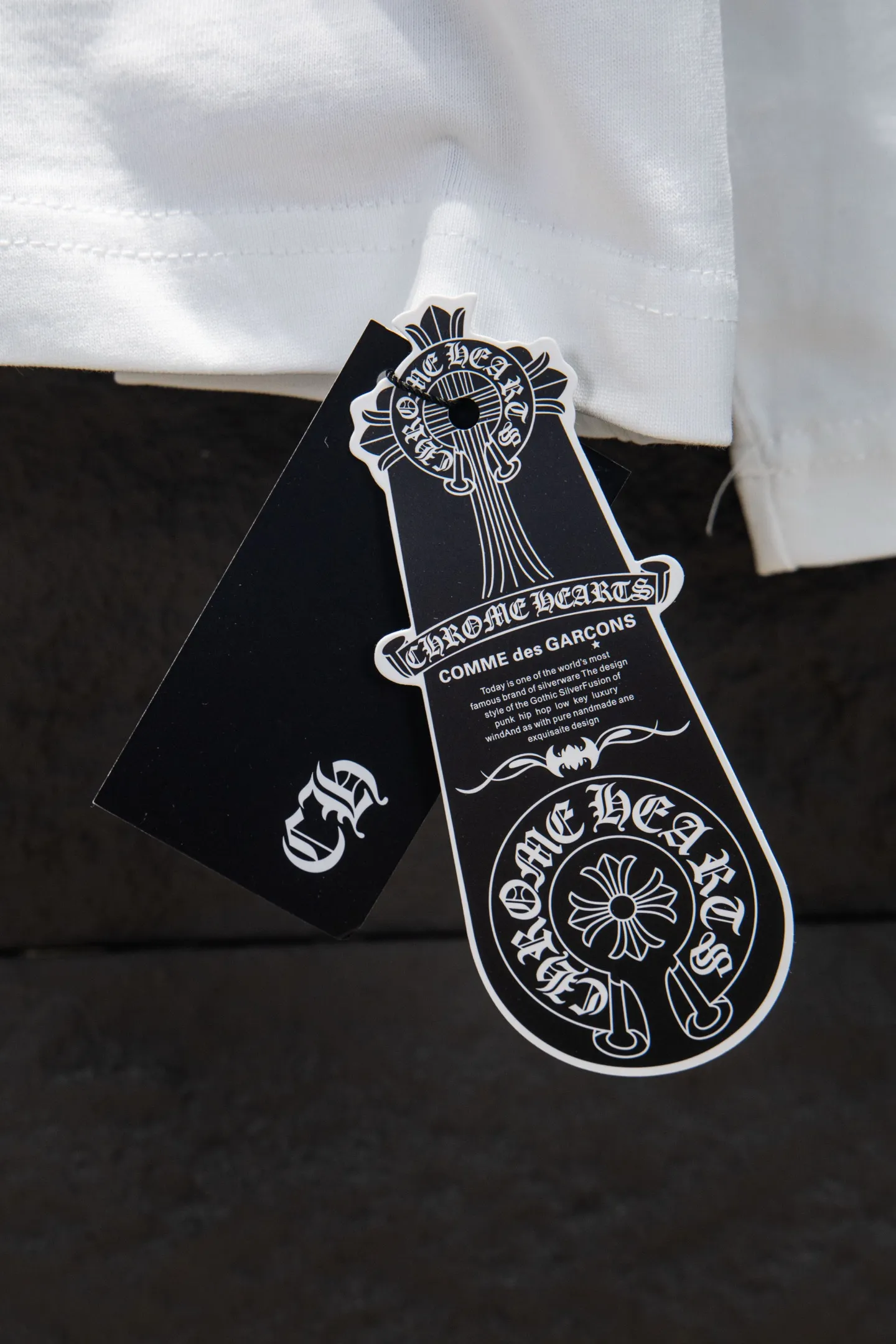 P230 🆕Chrome Hearts os version is really charming and Chrome Hearts is really a must-have. Each season's new version is made to the extreme. It is very practical and can be worn casually. Nice✔️ - ⚠️100% cotton. It is made of 21 double yarns, 300g weight fabric and imported knitted carded cotton. It has moderate thickness, drape and contour, and the upper body is comfortable! ! It is very tolerant to fat body types and can instantly lose five pounds after wearing it!  Specially ordered many Austrian hot diamonds, which have the bling bling effect of natural crystals under the light, with multi-faceted reflective points, and the production cost is extremely high. The laser molding includes a computer engraving machine and a laser machine, which are accurate in units of particles. Finally, it is hot and set at high temperature. After the hot ironing, the firmness needs to be tested repeatedly on the hot stamping. It can show colorful reflections under the light. The collar webbing extends to the shoulders for reinforcement, and the stitching at the joints. The hem and cuffs are all made with 0.2mm gauge double-thread turning. They are carefully produced at a high cost. The attitude of making goods with a magnifying glass restores the quality and effect of the product. The full set of customized accessories is only used to present every detail to customers. Film printing, 50,000 positioning, is very time-consuming. The body is treated with hot diamond elements, which greatly increases the interest of the clothing; unique visual effects. After special treatment, a unique effect is formed. An irregular hem is added to the version. This year's Kroxin is the main version. In the past two years, the oversize version has become the focus of the trend and has been a popular staple in the past two years. The change of designers has made this brand an instant hit. The progressive fashion of the times also needs the blood impact of fresh elements and trendy designs in order to continue its glory! It’s stylish both inside and outside, a must-have for high street travel! An absolute "eye-catching style" that can match couples 💏 Color: Black White Size: S M L XL